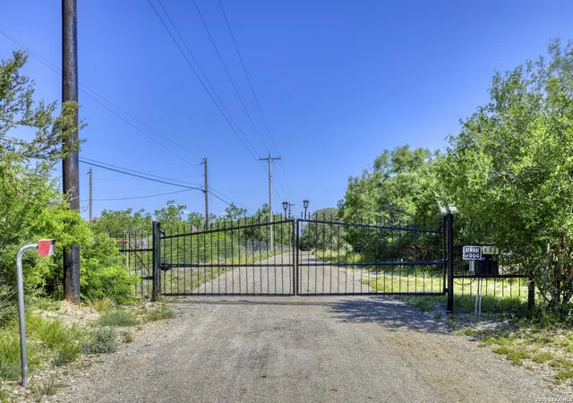 3rd image of 433 Mills Ln, Uvalde, TX 78801 | MLS# 2005175