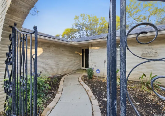 Photo 3 of Sale Pending at 103 Castleoaks, Castle Hills, TX 78213 | MLS# 2005224 | Listing updated on 2026-08-21