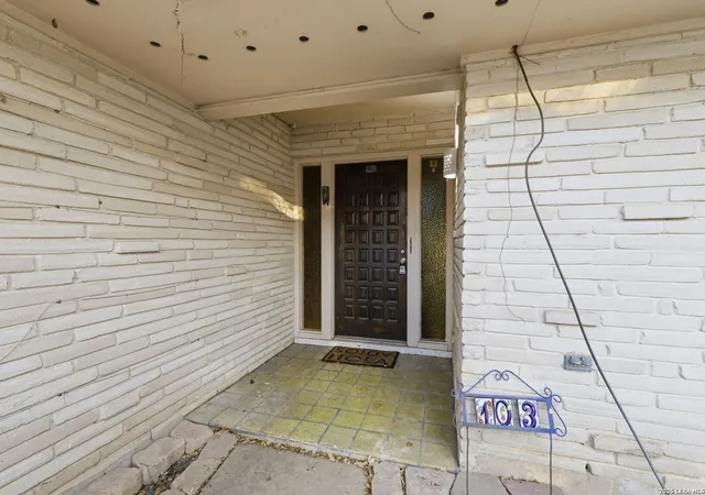 Photo 4 of Sale Pending at 103 Castleoaks, Castle Hills, TX 78213 | MLS# 2005224 | Listing updated on 2026-08-21