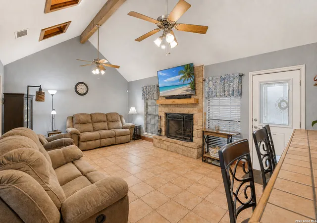 5th image of 841 Sunnyvale Pl, Uvalde, TX 78801 | MLS# 2005255