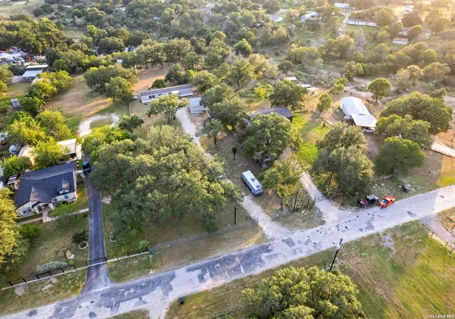 2nd image of 206 Crosscreek Dr, Floresville, TX 78114 | MLS# 2005329