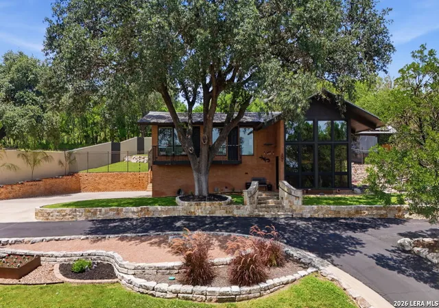 Photo 3 of Sale Pending at 307 E Woodlake Dr, San Antonio, TX 78229 | MLS# 2005438 | Listing updated on 2026-09-15