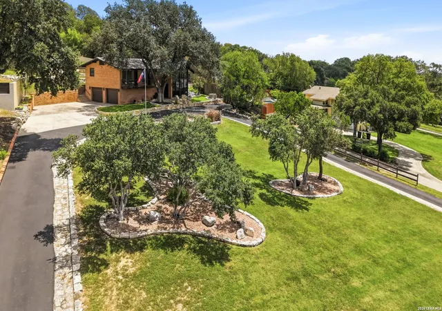 Photo 3 of Sale Pending at 307 E Woodlake Dr, San Antonio, TX 78229 | MLS# 2005438 | Listing updated on 2026-09-15