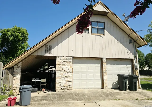 Photo 3 of Single family home for sale at 3230 Lammers St, Kerrville, TX 78028 | MLS# 2005567 | Listing updated on 2026-09-24