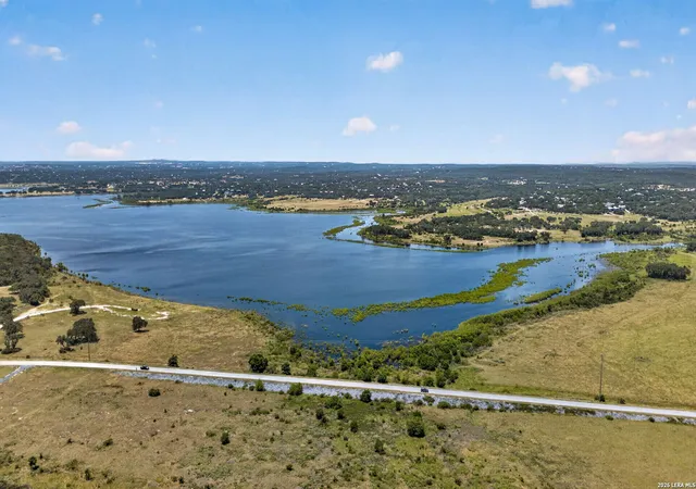 Listing Photo 2 - Condo for sale in building located at 946 Parkview Dr, Canyon Lake, TX 78133 - Unit #946