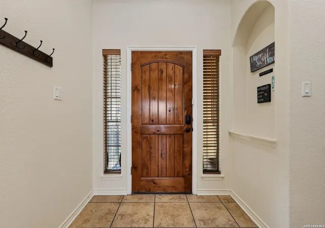 Listing Photo 3 - Condo for sale in building located at 946 Parkview Dr, Canyon Lake, TX 78133 - Unit #946