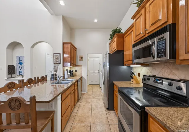 Listing Photo 5 - Condo for sale in building located at 946 Parkview Dr, Canyon Lake, TX 78133 - Unit #946