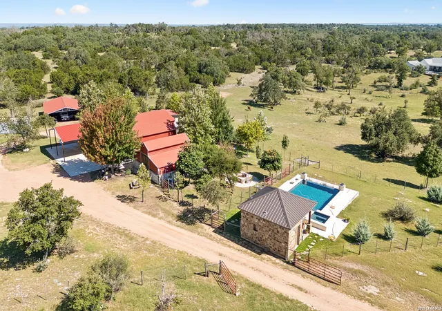 3rd image of 652 Overlook Dr, Fredericksburg, TX 78624 | MLS# 2005711