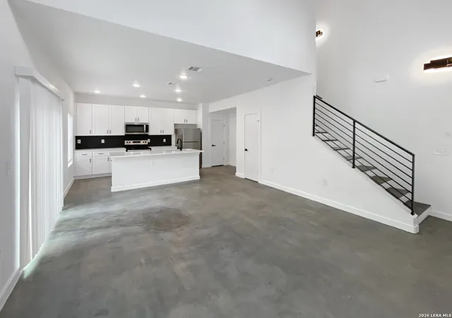 Listing Photo 5 - Condo for sale in building located at 918 S Olive, San Antonio, TX 78210 - Unit #UNIT 102