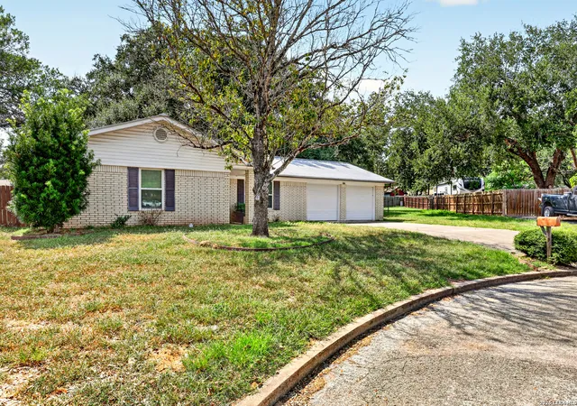 Photo 3 of Single family home for sale at 515 Georgia Ann Dr, Pleasanton, TX 78064 | MLS# 2005810 | Listing updated on 2026-09-30