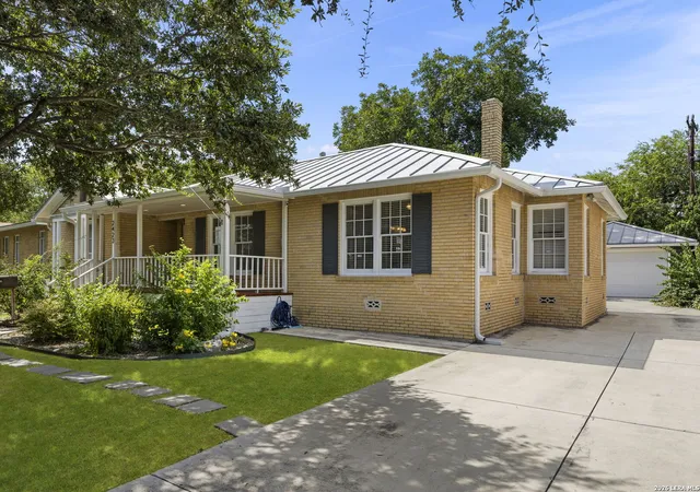Photo 3 of Sale Pending at 2423 W Summit Ave, San Antonio, TX 78228 | MLS# 2005845 | Listing updated on 2026-08-21