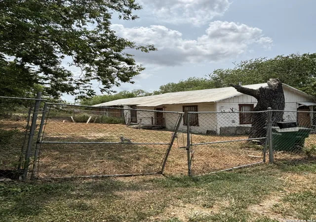 Photo 2 of Single family home for sale at 326 Sanders St, San Antonio, TX 78203 | MLS# 2006098 | Listing updated on 2026-08-05