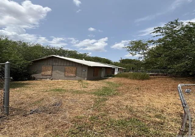 Photo 3 of Single family home for sale at 326 Sanders St, San Antonio, TX 78203 | MLS# 2006098 | Listing updated on 2026-08-05