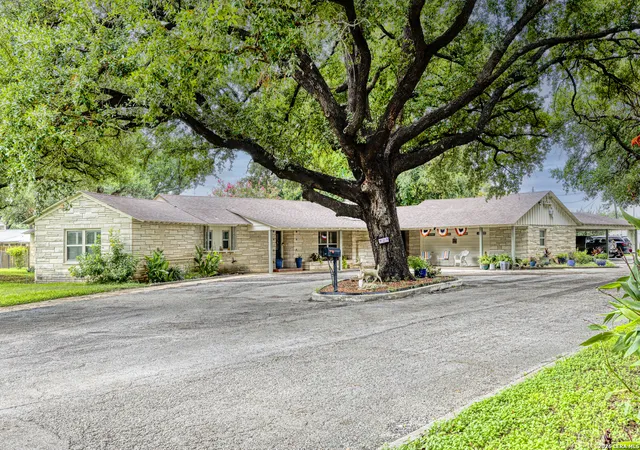 4th image of 929 Black St, Uvalde, TX 78801 | MLS# 2006130