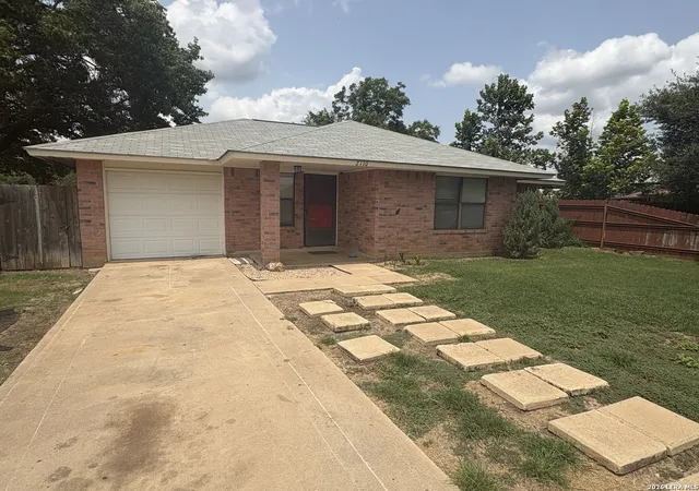 Photo 2 of Sale Pending at 2110 21st, Hondo, TX 78861 | MLS# 2006145 | Listing updated on 2026-09-21