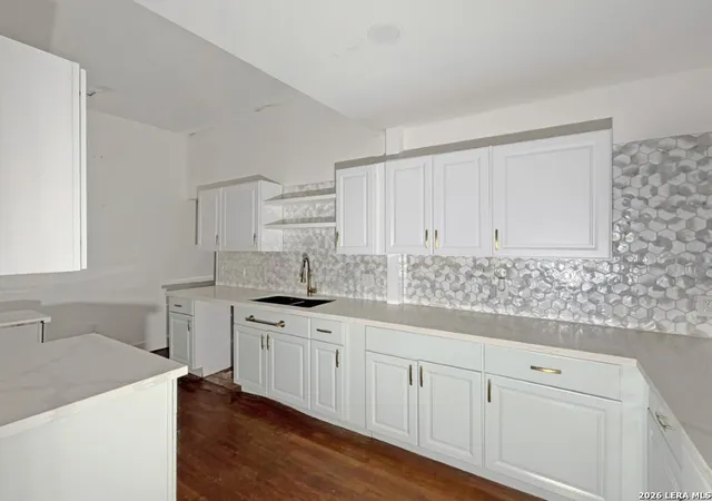 Photo 3 of Multi family home for sale at 510 E Locust St, San Antonio, TX 78212 | MLS# 2006160 | Listing updated on 2026-08-16