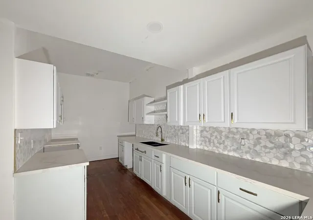 Photo 3 of Multi family home for sale at 510 E Locust St, San Antonio, TX 78212 | MLS# 2006160 | Listing updated on 2026-08-16