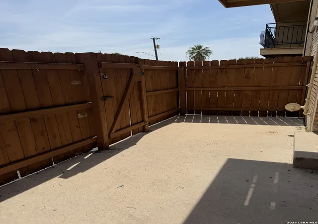 2nd image of 911 Vance Jackson Rd, San Antonio, TX 78201