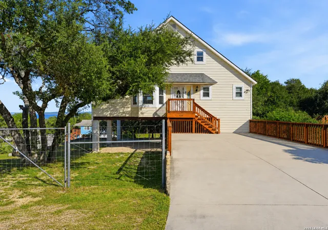 Photo 3 of Single family home for sale at 450 Stagecoach Dr, Canyon Lake, TX 78133 | MLS# 2006320 | Listing updated on 2026-09-08