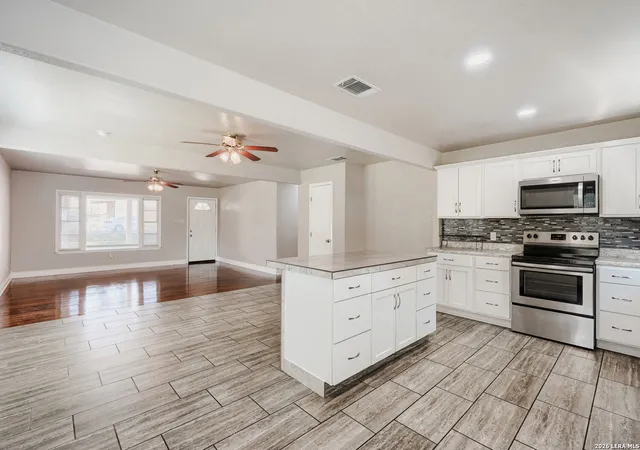 3rd image of 1211 N Bishop St, San Marcos, TX 78666 | MLS# 2006328