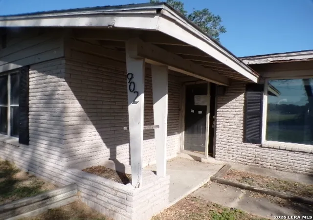 2nd image of 902 E Crockett St, Beeville, TX 78102 | MLS# 2006329