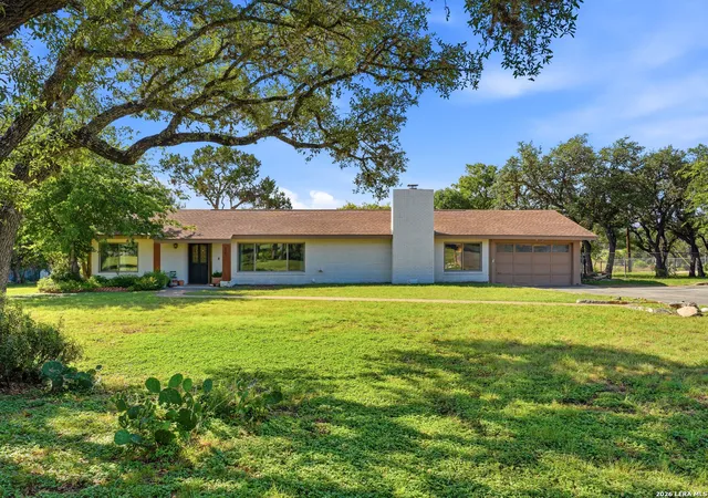 Photo 3 of Sale Pending at 136 Royal Oaks Loop, Kerrville, TX 78028 | MLS# 2006342 | Listing updated on 2026-09-18