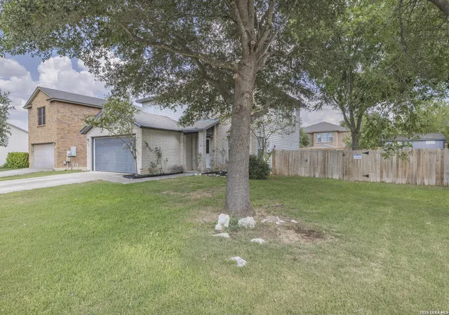 Photo 2 of Single family home for sale at 372 Copper Hill Dr, New Braunfels, TX 78130 | MLS# 2006343 | Listing updated on 2026-09-16