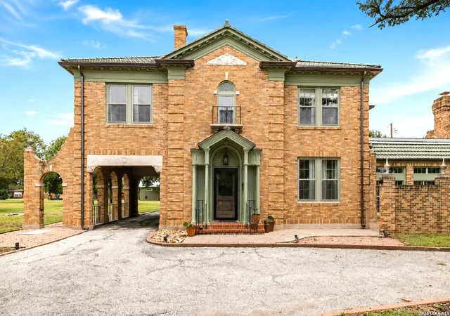 1st image of 618 W Main St, Kerrville, TX 78028 | MLS# 2006392