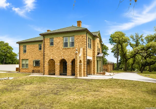 Photo 3 of Single family home for sale at 618 W Main St, Kerrville, TX 78028 | MLS# 2006392 | Listing updated on 2026-08-17