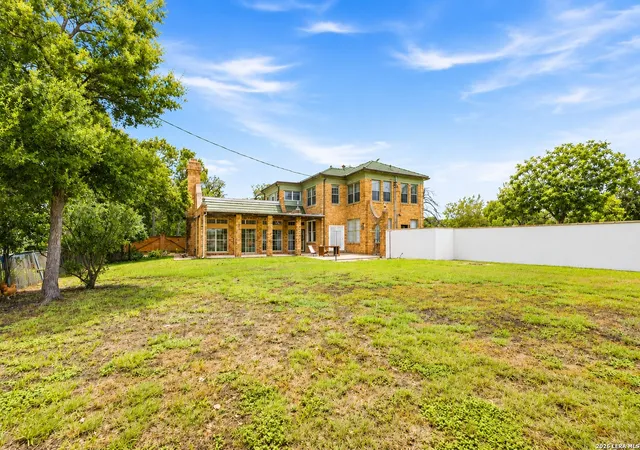 Photo 3 of Single family home for sale at 618 W Main St, Kerrville, TX 78028 | MLS# 2006392 | Listing updated on 2026-08-17