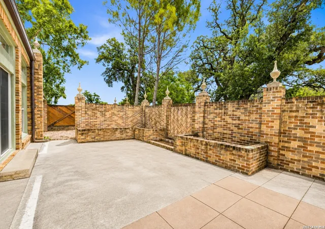 Photo 4 of Single family home for sale at 618 W Main St, Kerrville, TX 78028 | MLS# 2006392 | Listing updated on 2026-08-17