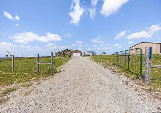 2nd image of 149 Lakeview Cir, La Vernia, TX 78121 | MLS# 2006416