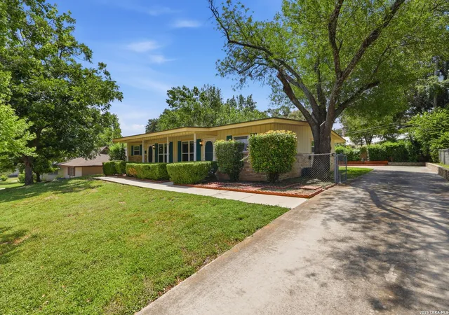 Listing Photo 4 - Condo for sale in building located at 3220 Urban Crest Dr, San Antonio, TX 78209