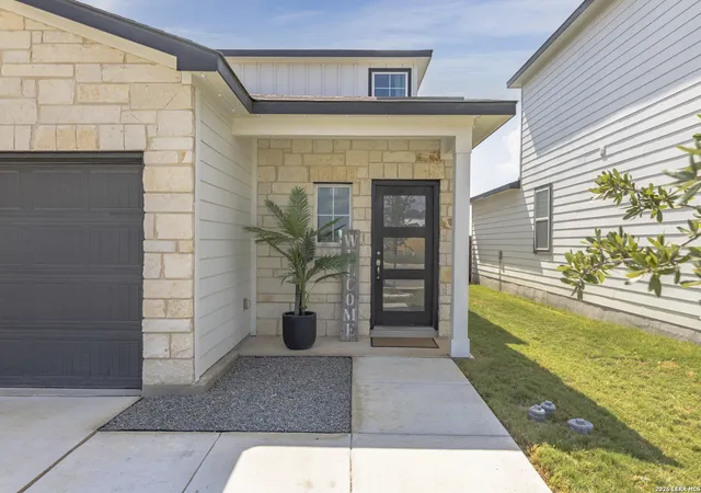Photo 3 of Single family home for sale at 10919 Apple Dumpling Grv, San Antonio, TX 78224 | MLS# 2006550 | Listing updated on 2026-09-20