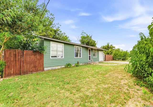 Photo 3 of Sale Pending at 425 Riley, Seguin, TX 78155 | MLS# 2006573 | Listing updated on 2026-08-31