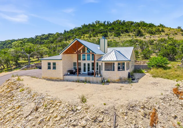 Photo 3 of Single family home for sale at 348 White Oak Dr, Canyon Lake, TX 78133 | MLS# 2006575 | Listing updated on 2026-09-20