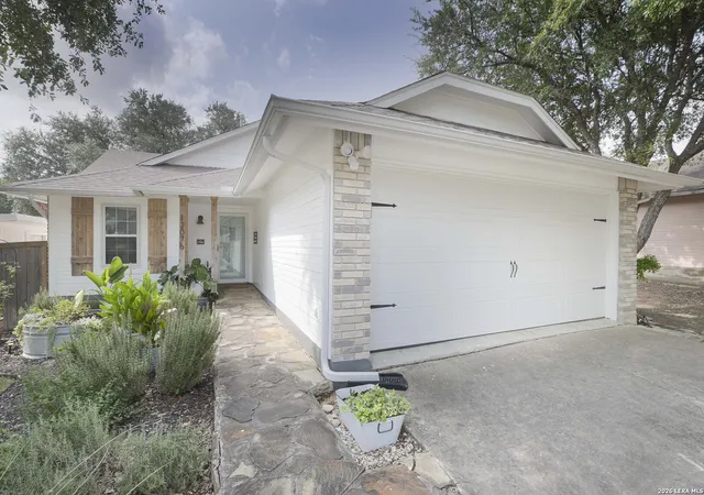 Photo 2 of Sale Pending at 12076 Stoney Brg, San Antonio, TX 78247 | MLS# 2006661 | Listing updated on 2026-08-20