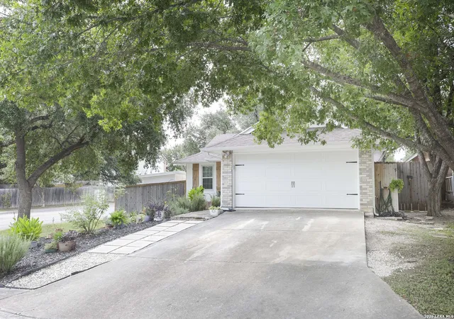 Photo 4 of Sale Pending at 12076 Stoney Brg, San Antonio, TX 78247 | MLS# 2006661 | Listing updated on 2026-08-20