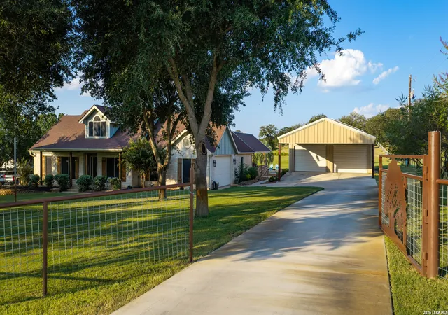 Photo 3 of Single family home for sale at 1413 Country Hills Dr, La Vernia, TX 78121 | MLS# 2006701 | Listing updated on 2026-10-07