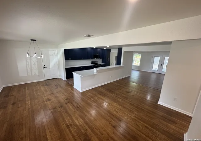 Photo 3 of Sale Pending at 119 Greenhaven Dr, San Antonio, TX 78201 | MLS# 2006721 | Listing updated on 2026-08-15