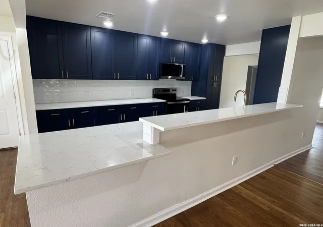 Photo 3 of Sale Pending at 119 Greenhaven Dr, San Antonio, TX 78201 | MLS# 2006721 | Listing updated on 2026-08-15