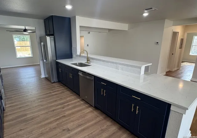 Photo 4 of Sale Pending at 119 Greenhaven Dr, San Antonio, TX 78201 | MLS# 2006721 | Listing updated on 2026-08-15