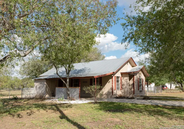 4th image of 412 W Coker, Devine, TX 78016 | MLS# 2006722