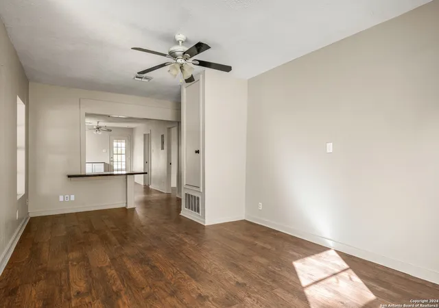 5th image of 412 W Coker, Devine, TX 78016 | MLS# 2006722