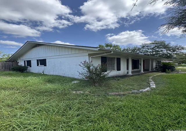 Photo 3 of Single family home for sale at 2406 Bon Aire Ave, Victoria, TX 77901 | MLS# 2006786 | Listing updated on 2026-08-18