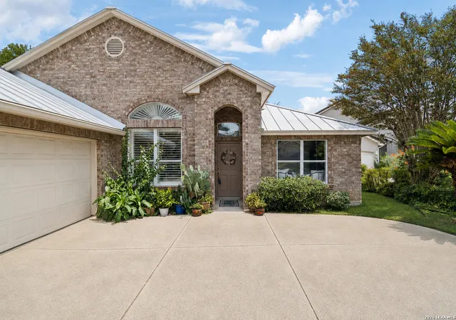 Photo 1 of Single family home for sale at 104 Oakwell Farms Pkwy, San Antonio, TX 78218 | MLS# 2006805 | Listing updated on 2026-09-09