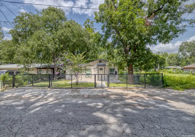 Photo 3 of Single family home for sale at 422 Apolonio St, Uvalde, TX 78801 | MLS# 2006853 | Listing updated on 2026-09-19