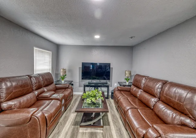 Photo 4 of Single family home for sale at 422 Apolonio St, Uvalde, TX 78801 | MLS# 2006853 | Listing updated on 2026-09-19