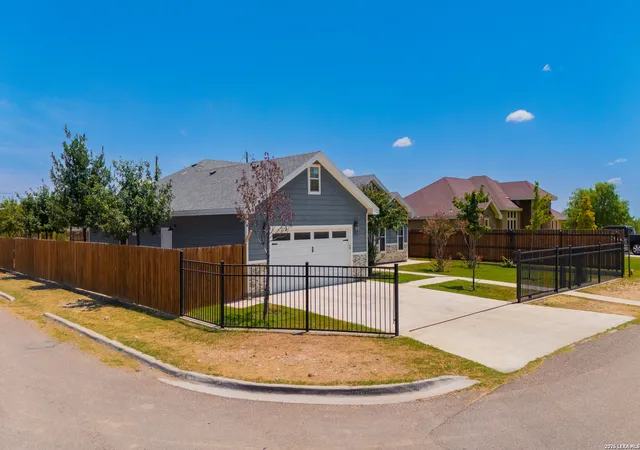 3rd image of 96 Chuck Wagon Rd, Eagle Pass, TX 78852 | MLS# 2006913
