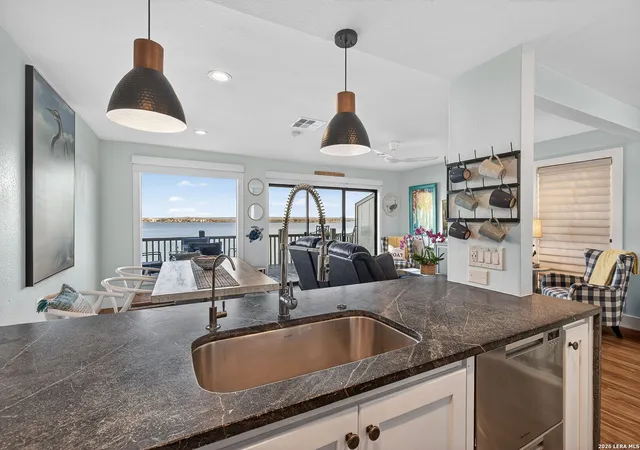 Listing Photo 4 - Condo for sale in building located at 104 Island Dr, Horseshoe Bay, TX 78657 - Unit # J